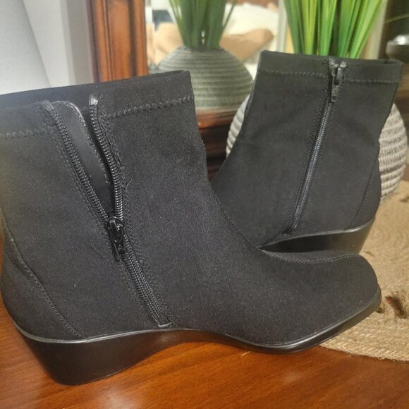 NWOB Women's Aerosoles Black Wedge Booties Size 9.5 MSRP $100 - Picture 4 of 7